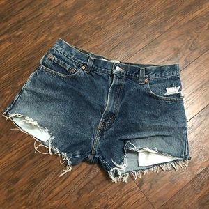 Hi rise Levi’s cutoffs